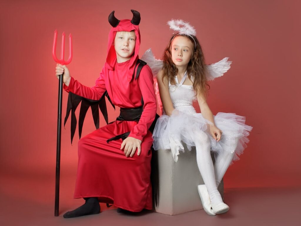 Két gyerek ül egy nagy kockán, a fiú ördögnek, a kislány angyalnak öltözve. Erős akaratú gyerekek, határok és szabályok, döntési lehetőségek, következetes nevelés.