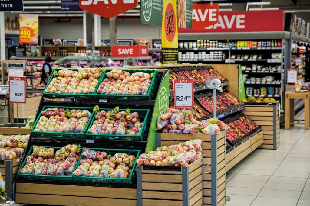 Szupermarket zöldségosztály akciós táblákkal – olcsó bevásárlás, spórolás családanyáknak, heti menütervezés friss zöldségekkel.